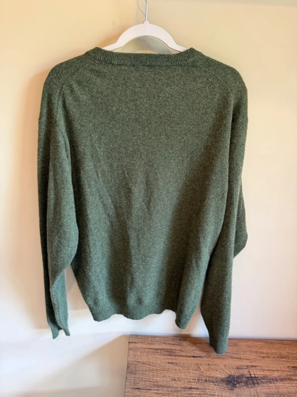 Harold Powell Cashmere Green Crew Neck  Sweater. Size Large.